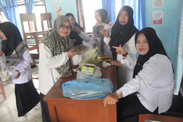 Cepat dan Sigap, Tim Konsumsi Maulid Nabi MTsN 2 Bungo Pastikan Seluruh Peserta Dapatkan Kue