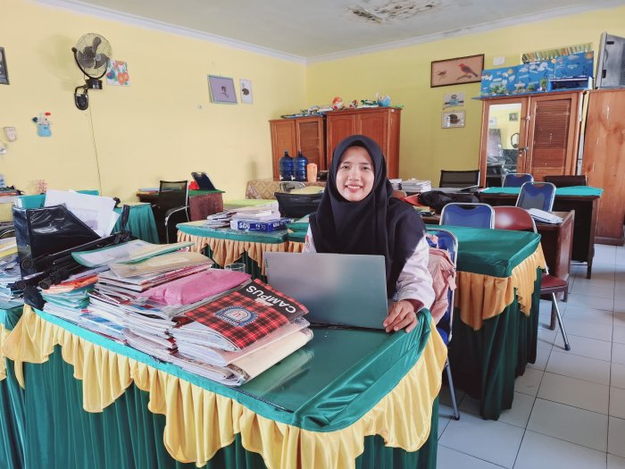 Persiapan ASAS Guru Matematika MTsN 2 Bungo Unggah Soal ke Portal Panitia