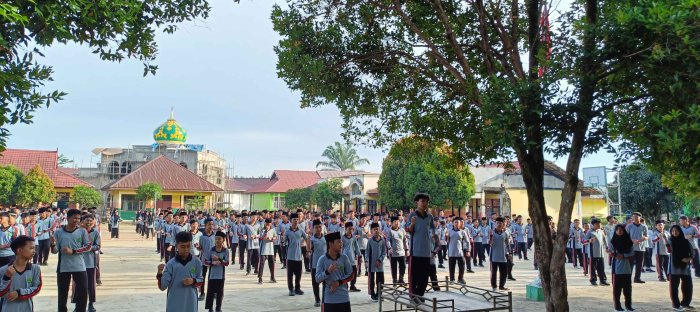Siswa MTsN 2 Bungo Meriahkan Senam Kreasi di madrasah