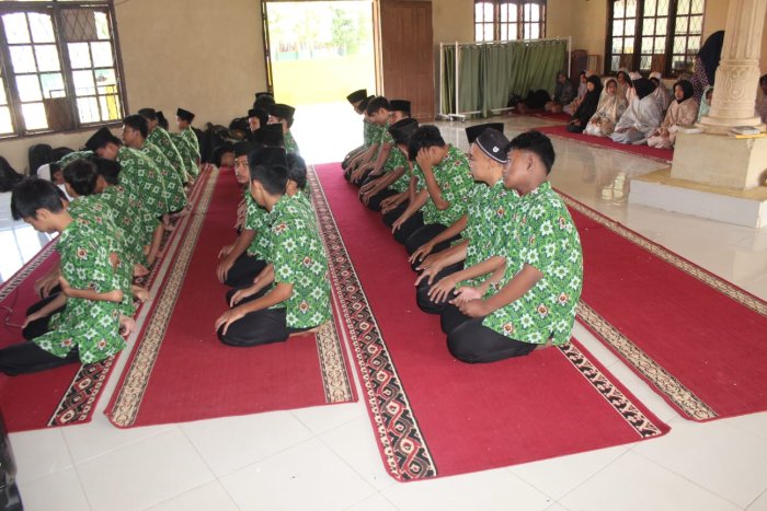 MTsN 2 Bungo Awali Pesantren Kilat dengan Sholat Dhuha dan Tadarus Berjamaah
