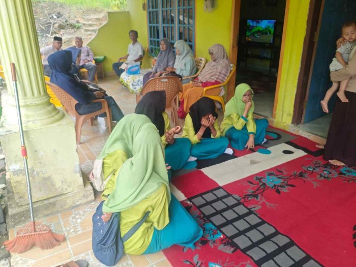 Wujud Kepedulian, Keluarga Besar MTsN 2 Bungo Gelar Takziyah ke Rumah Duka Ibunda Fadil Siswa Kelas 8B Wujud Kepedulian, Keluarga Besar MTsN 2 Bungo Gelar Takziyah ke Rumah Duka Ibunda Fadil Siswa Kelas 8B
