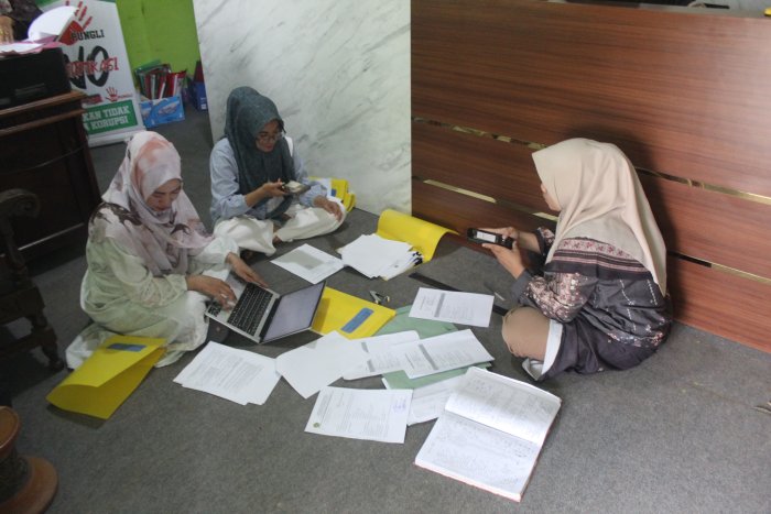 Sambut Akreditasi, Staf TU MTsN 2 Bungo Sigap Siapkan Berkas dan Dokumen Pendukung