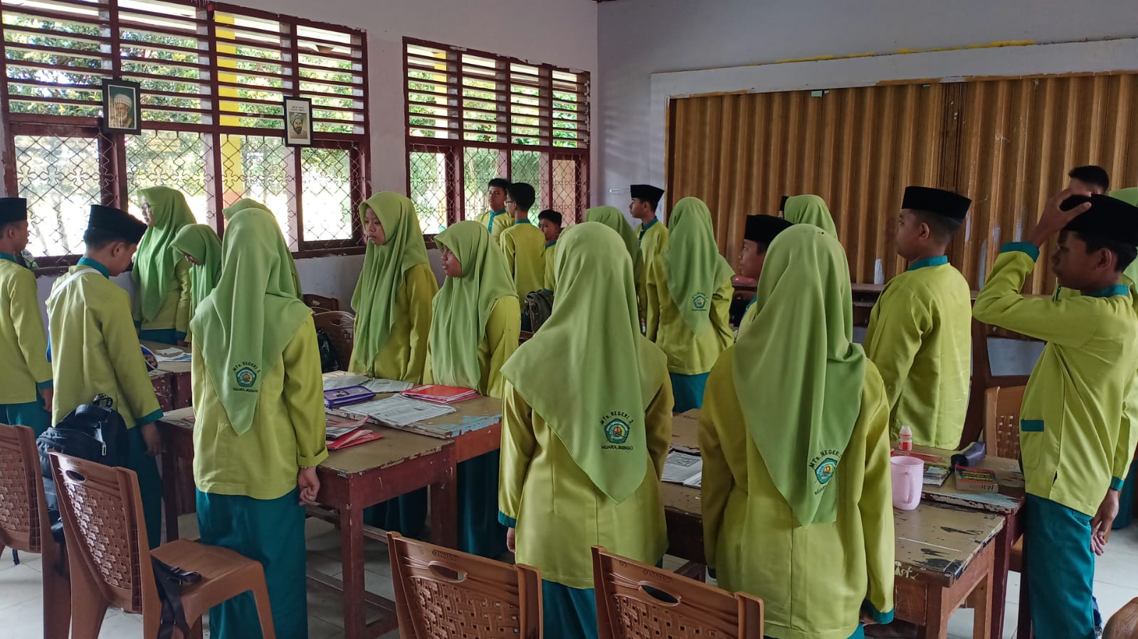 MTsN 2 BUNGO MEMPERDENGARKAN DAN MENGIKUTI PEMBACAAN NASKAH PANCASILA 