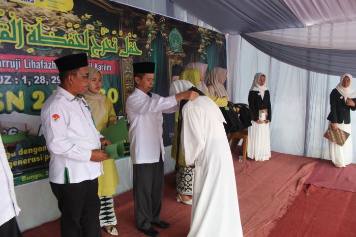 Momen Haru dan Bangga, Kakan Kemenag Bungo Kalungkan Selempang Wisuda Tahfidz Siswa MTsN 2 Bungo
