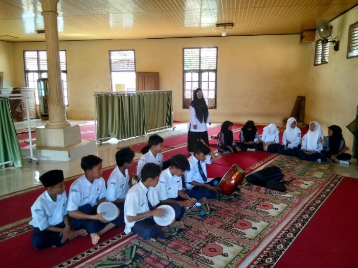 Tim Hadroh MTsN 2 Bungo Gelar Latihan Rutin Usai KBM Tim Hadroh MTsN 2 Bungo Gelar Latihan Rutin Usai KBM