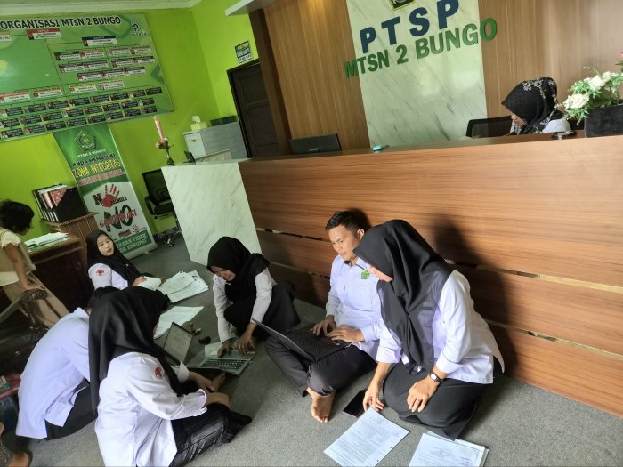Staf Tata Usaha MTsN 2 Bungo Laksanakan Finalisasi SKP Tahunan 2025