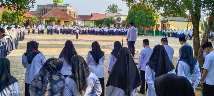 MTsN 2 Bungo Gelar Mengheningkan Cipta Saat Upacara Bendera
