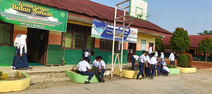 Siswa Langgar Seragam Disanksi Bersihkan Taman Madrasah Siswa Langgar Seragam Disanksi Bersihkan Taman Madrasah