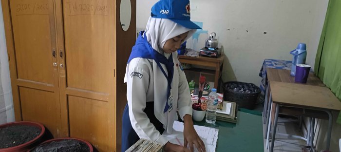 Cegah Gangguan Kesehatan Siswa, PMR Aktif Lakukan Pencatatan Pasien di UKS Cegah Gangguan Kesehatan Siswa, PMR Aktif Lakukan Pencatatan Pasien di UKS