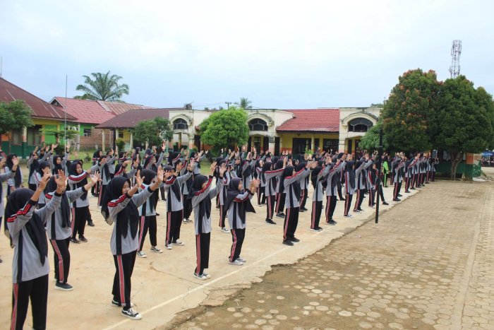 Semangat Baru! MTsN 2 Bungo Gelar Senam Sehat Perdana Tanpa Kelas IX