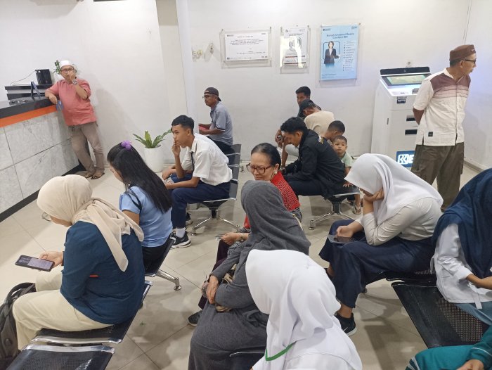 Siswa dan Guru Pendamping Hadir di BRI Muara Bungo untuk Pencairan Bantuan Program Indonesia Pintar (PIP)