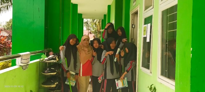 Siswa dan Guru MTsN 2 Bungo Lakukan Aksi Bersih Kelas