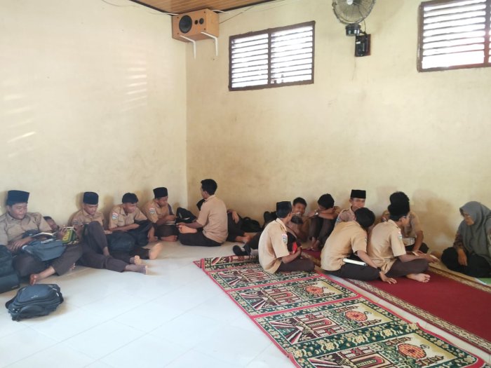 Cetak Generasi Qurani, Siswa-Siswi MTsN 2 Bungo Antusias Lanjutkan Setoran Hafalan Al-Quran Cetak Generasi Qurani, Siswa-Siswi MTsN 2 Bungo Antusias Lanjutkan Setoran Hafalan Al-Quran
