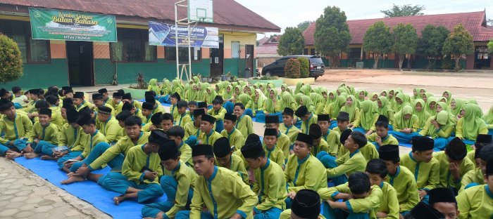 Kelas VII F MTsN 2 Bungo Pimpin Yasinan Jumat Kelas VII F MTsN 2 Bungo Pimpin Yasinan Jumat