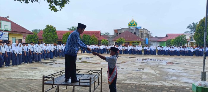 MTsN 2 Bungo Kukuhkan Nilai Kebangsaan Lewat Pembacaan Pancasila