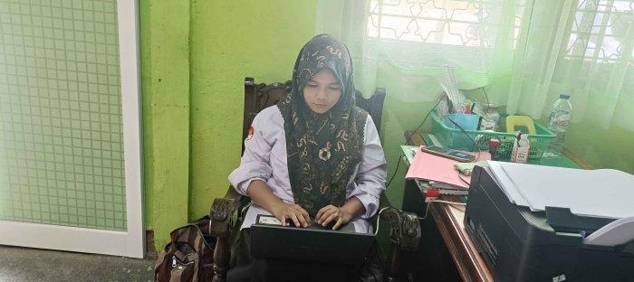 Kejar Deadline Akhir Bulan, Operator Simpatika MTsN 2 Bungo Rampungkan Absensi EMIS GTK