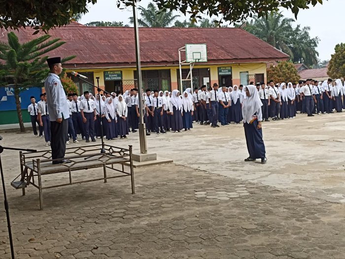 Kepala Kankemenag Kabupaten Bungo Pimpin Upacara Bendera di MTsN 2 Bungo