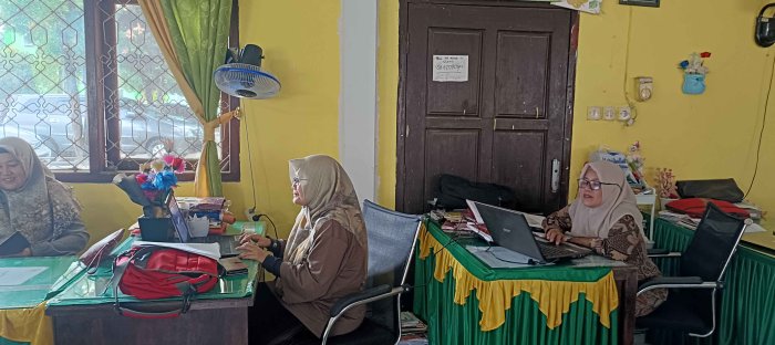 Guru MTsN 2 Bungo Selesaikan Pengisian Nilai di RDM