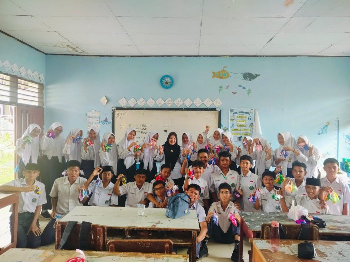 Lestarikan Tradisi, Siswa IX F MTsN 2 Bungo Berkreasi Membuat Anyaman Tempat Telur Marhaban Lestarikan Tradisi, Siswa IX F MTsN 2 Bungo Berkreasi Membuat Anyaman Tempat Telur Marhaban