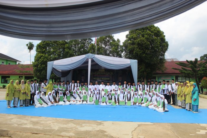 Cetak Generasi Qurani, Wisuda Tahfidz Angkatan ke-III MTsN 2 Bungo Berjalan Khidmat dan Sukses