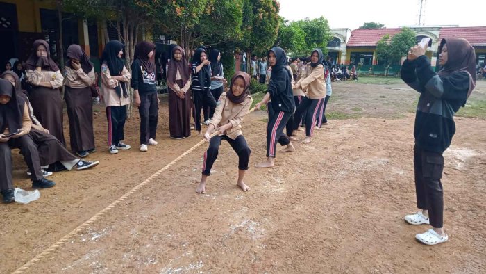 Lomba Tarik Tambang Meriahkan Class Meeting MTsN 2 Bungo