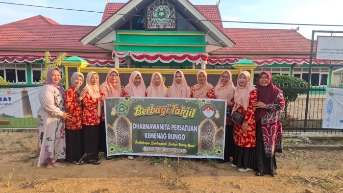 Sapa Ramadhan dengan Kepedulian, DWP MTsN 2 Bungo Turut Serta dalam Aksi Berbagi Takjil