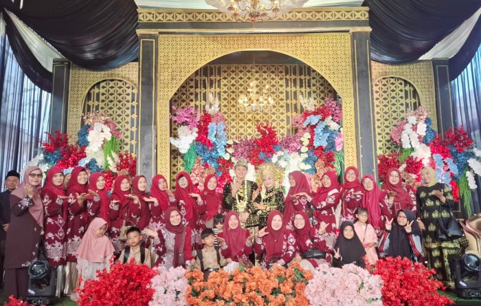 Keluarga Besar MTsN 2 Bungo Hadiri Acara Pernikahan Guru Bahasa Arab sebagai Wujud Kebersamaan dan Solidaritas
