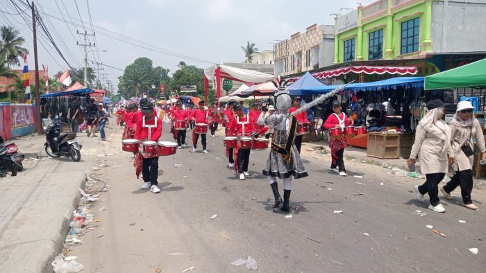 Sambut HUT RI ke-81, Kontingen MTsN 2 Bungo Tampil Semarak di Pawai Pembangunan Muara Bungo
