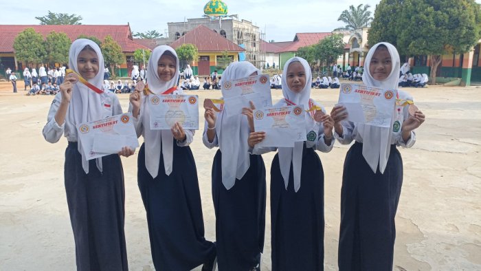 Lima Siswi MTsN 2 Bungo Terima Penghargaan Silat