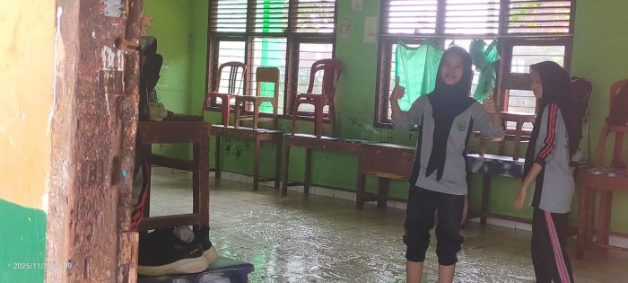 Gotong Royong MTsN 2 Bungo Sambut Ujian Akhir Semester