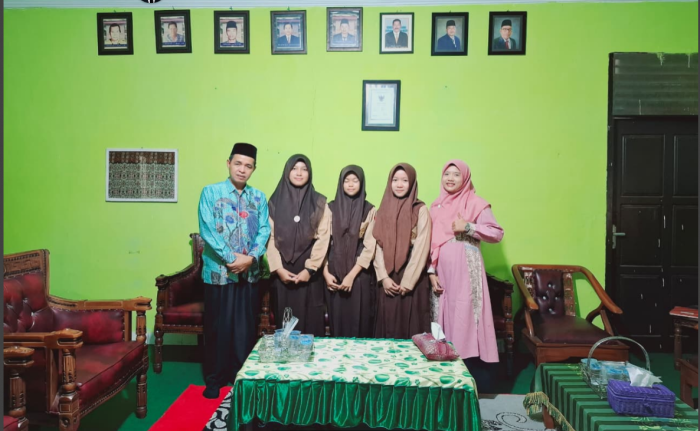 Kepala dan Keluarga Besar MTsN 2 Bungo Beri Dukungan Penuh untuk Peserta OMI 2025