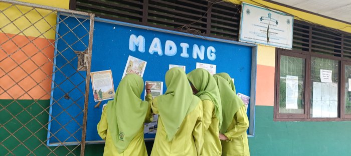 Siswa MTsN 2 Bungo Antusias Cari Informasi di Mading