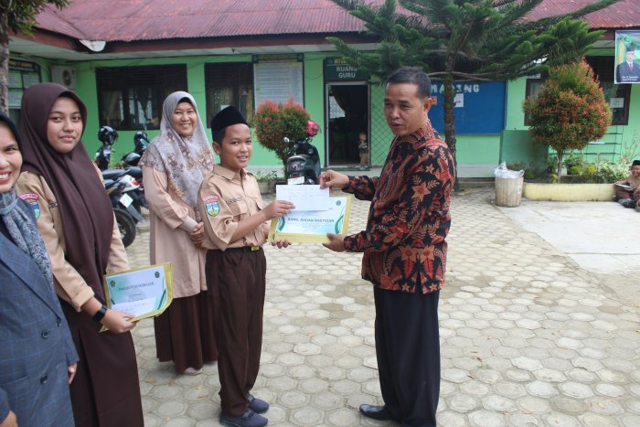 Kepala MTsN 2 Bungo Serahkan Sertifikat Juara Umum kepada Ananda Syamil