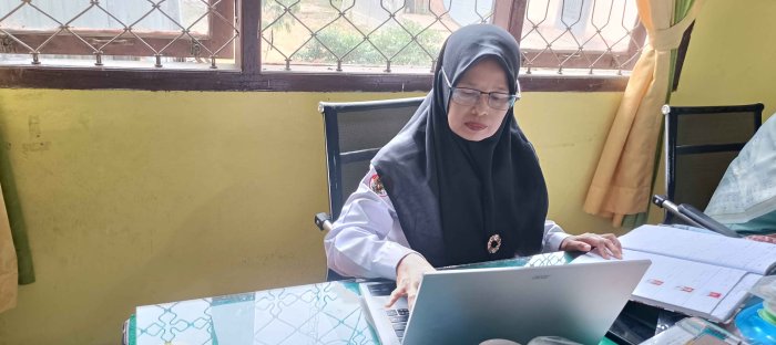 Wali Kelas VII A Lakukan Pengisian Biodata Siswa