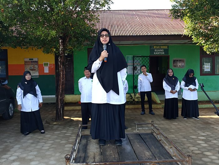 Ketua Panitia Berikan Arahan Menjelang Ujian di Madrasah Ketua Panitia Berikan Arahan Menjelang Ujian di Madrasah
