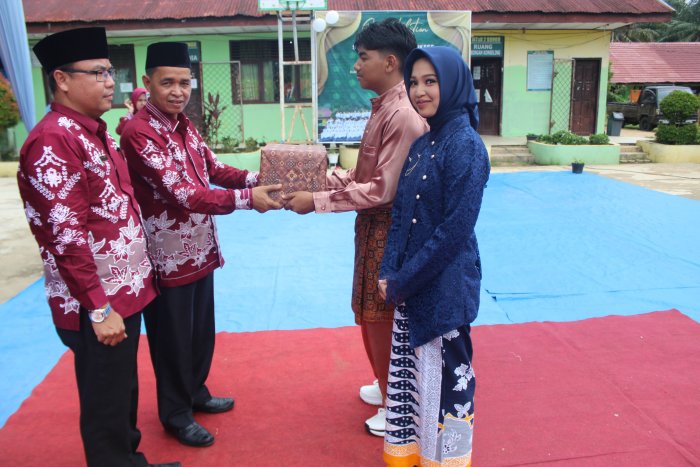 Wujud Bakti dan Cinta Almamater, Siswa Kelas IX Serahkan Kenang-kenangan Spesial untuk MTsN 2 Bungo Wujud Bakti dan Cinta Almamater, Siswa Kelas IX Serahkan Kenang-kenangan Spesial untuk MTsN 2 Bungo