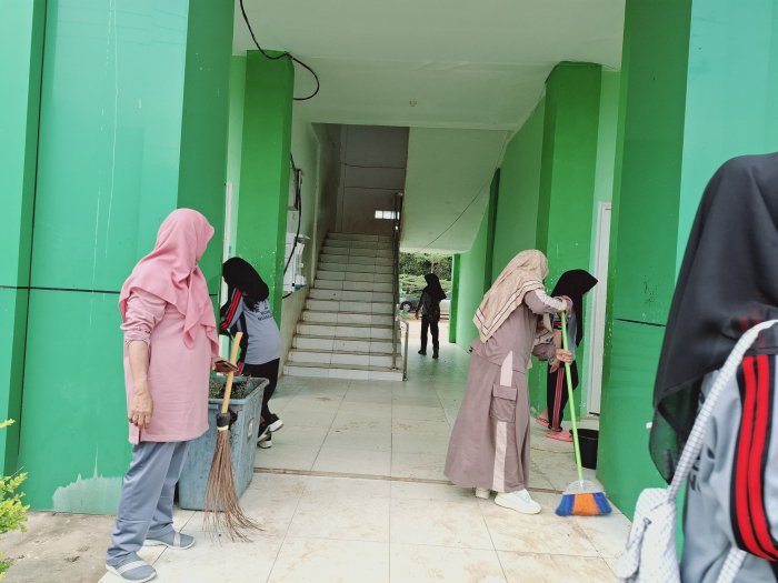 Pastikan Kenyamanan Peserta, Panitia PMBM MTsN 2 Bungo Matangkan Persiapan Ruang Tes Calon Siswa Baru