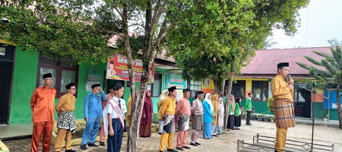 Guru MTsN 2 Bungo Kenakan Pakaian Adat Sambut HUT Bungo