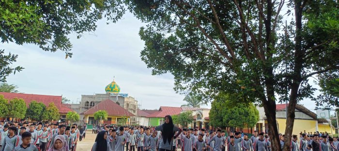 Bangun Kebugaran Siswa, MTsN 2 Bungo Gelar Senam Sehat Dipimpin VII F