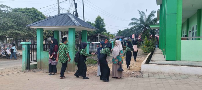 Guru MTsN 2 Bungo Sambut Siswa di Gerbang Madrasah Guru MTsN 2 Bungo Sambut Siswa di Gerbang Madrasah