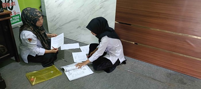 Persiapkan Kelulusan, Staf TU MTsN 2 Bungo Verifikasi Data DNS Siswa Kelas IX