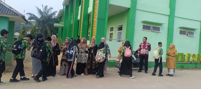 MTsN 2 Bungo Sambut Siswa-Siswi dengan Senyum dan Semangat Pagi di Gerbang Madrasah