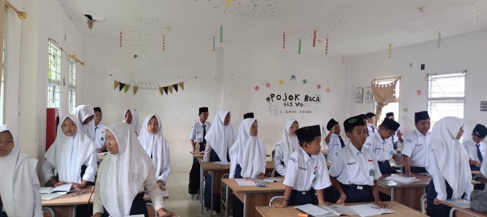 Biasakan Jiwa Nasionalisme, Siswa Baru Kelas VII MTsN 2 Bungo Rutin Menyanyikan Lagu Indonesia Raya Setiap Jam 10 Pagi