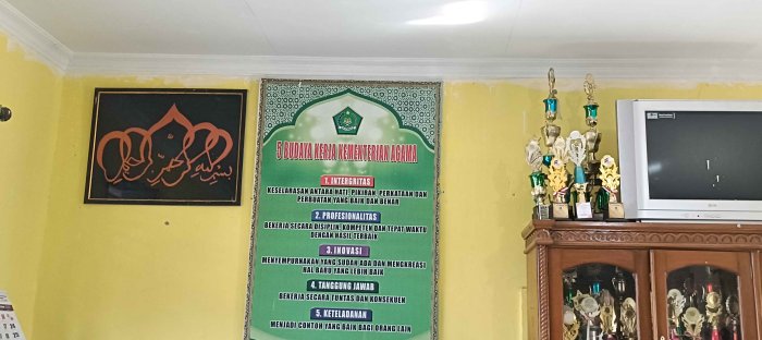 Budaya Kerja Kemenag dan Trofi Prestasi Hiasi Ruang MTsN 2 Bungo