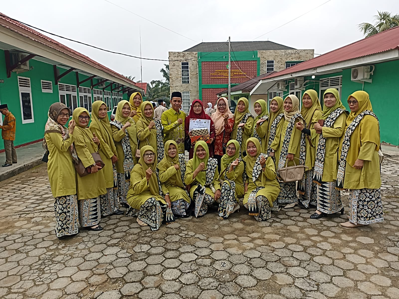 MTsN 2 BUNGO RAIH JUARA HARAPAN 1 LOMBA MENGHIAS TUMPENG 
