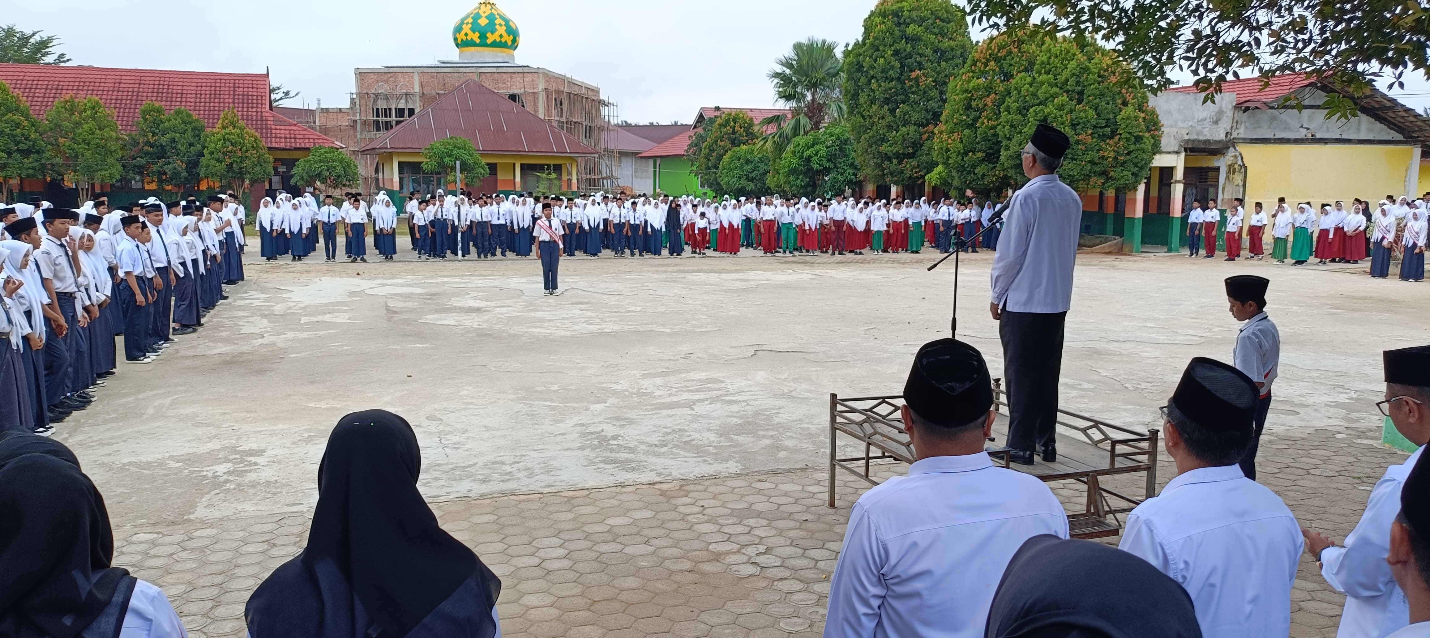 UPACARA BENDERA MTsN 2 BUNGO 