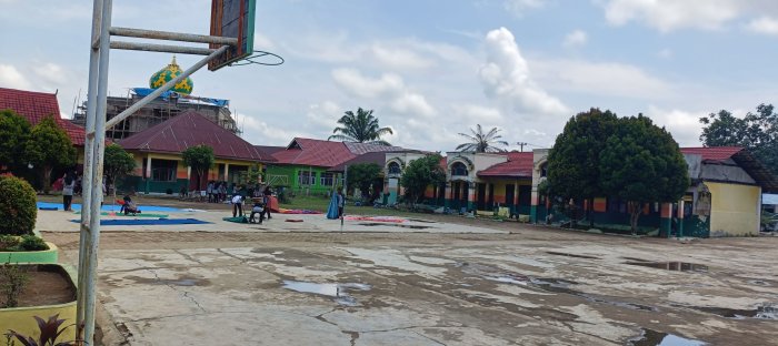 Anggota Pramuka MTsN 2 Bungo Lakukan Kerja Bakti Ruang Pramuka