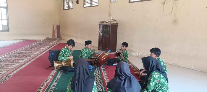 Menumbuhkan Cinta Shalawat, Tim Hadroh MTsN 2 Bungo Rutin Latihan