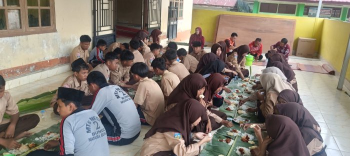 Eratkan Tali Silaturahmi, Kebersamaan Tim Drumband MTsN 2 Bungo Ditutup dengan Makan Bersama