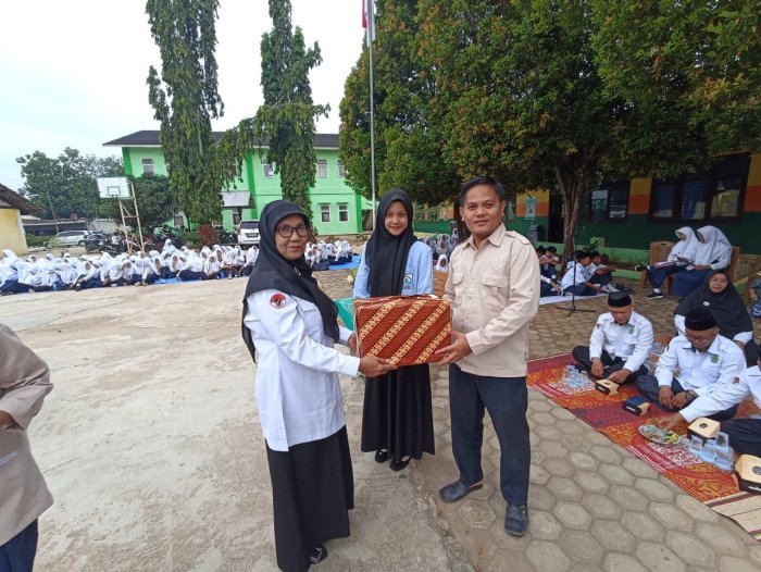 Mahasiswa PPLK IAI Yasni Bungo Berikan Cendera Mata ke MTsN 2 Bungo